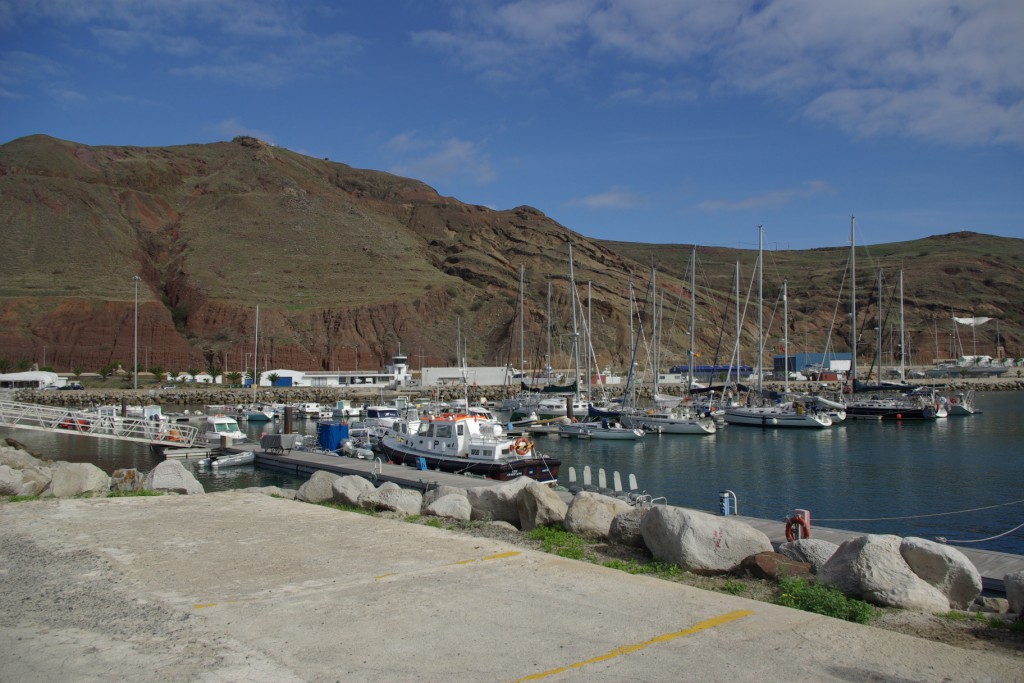 Marinan i Port Santo med de höga bergen norr om.