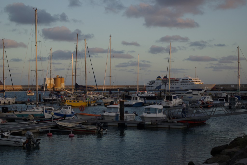 Yttre pontonbryggan och färjan till Madeira.