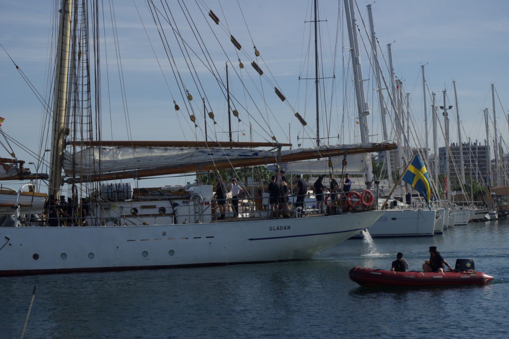 Gladan på väg ut ur hamnen.