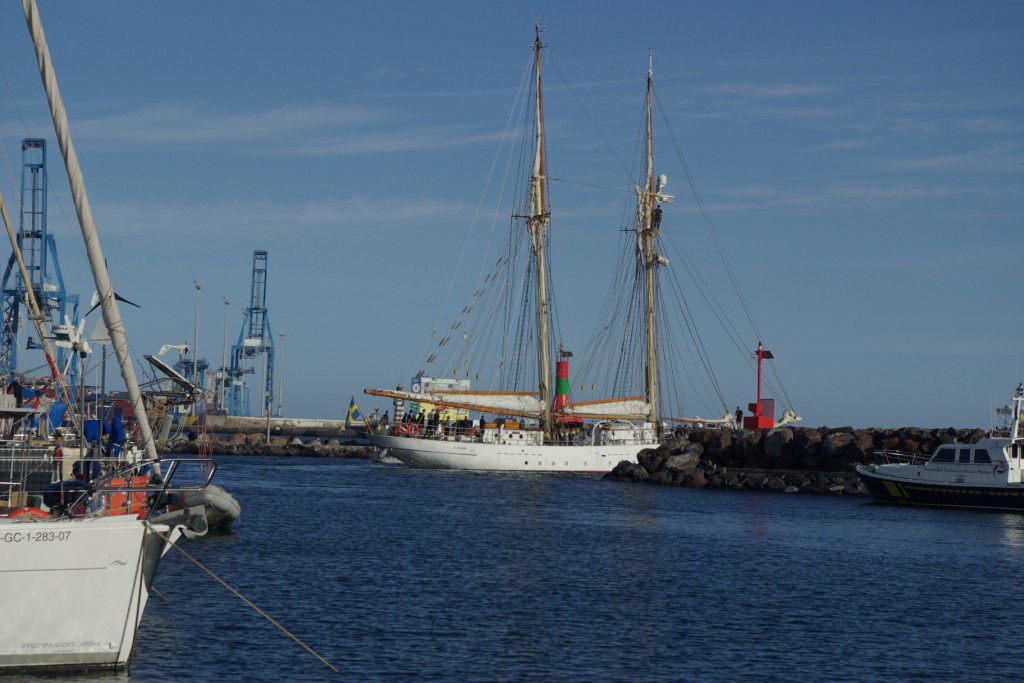 Gladan på väg ut ur hamnen.