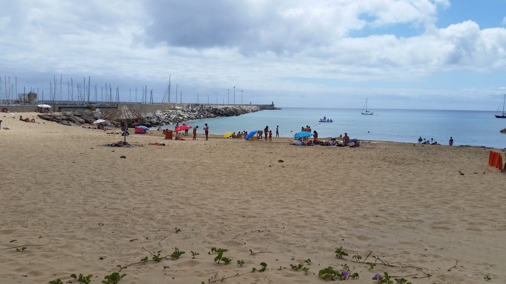 Stranden intill hamnen.